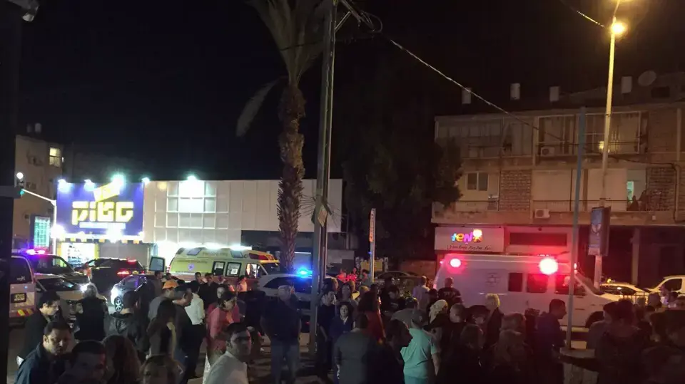שני פצועים בינוני מירי בשדרות הנשיא פינת רחוב ששת הימים בחדרה. 11 בנובמבר 2015 שני פצועים בינוני מירי בשדרות הנשיא פינת רחוב ששת הימים בחדרה. 11 בנובמבר 2015
