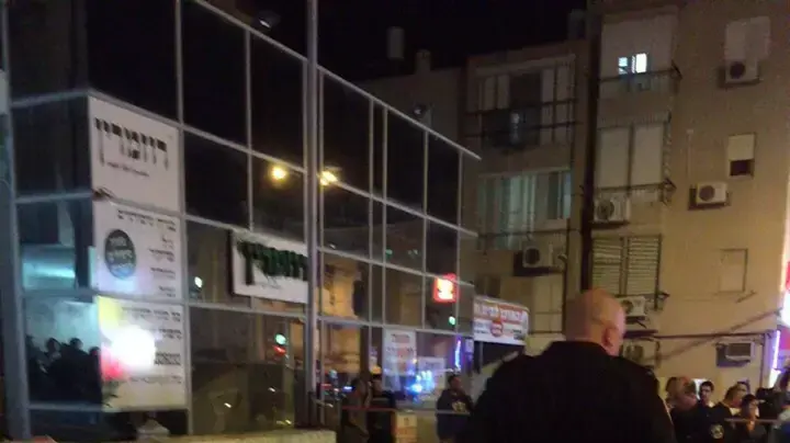 שני פצועים בינוני מירי בשדרות הנשיא פינת רחוב ששת הימים בחדרה. 11 בנובמבר 2015 שני פצועים בינוני מירי בשדרות הנשיא פינת רחוב ששת הימים בחדרה. 11 בנובמבר 2015