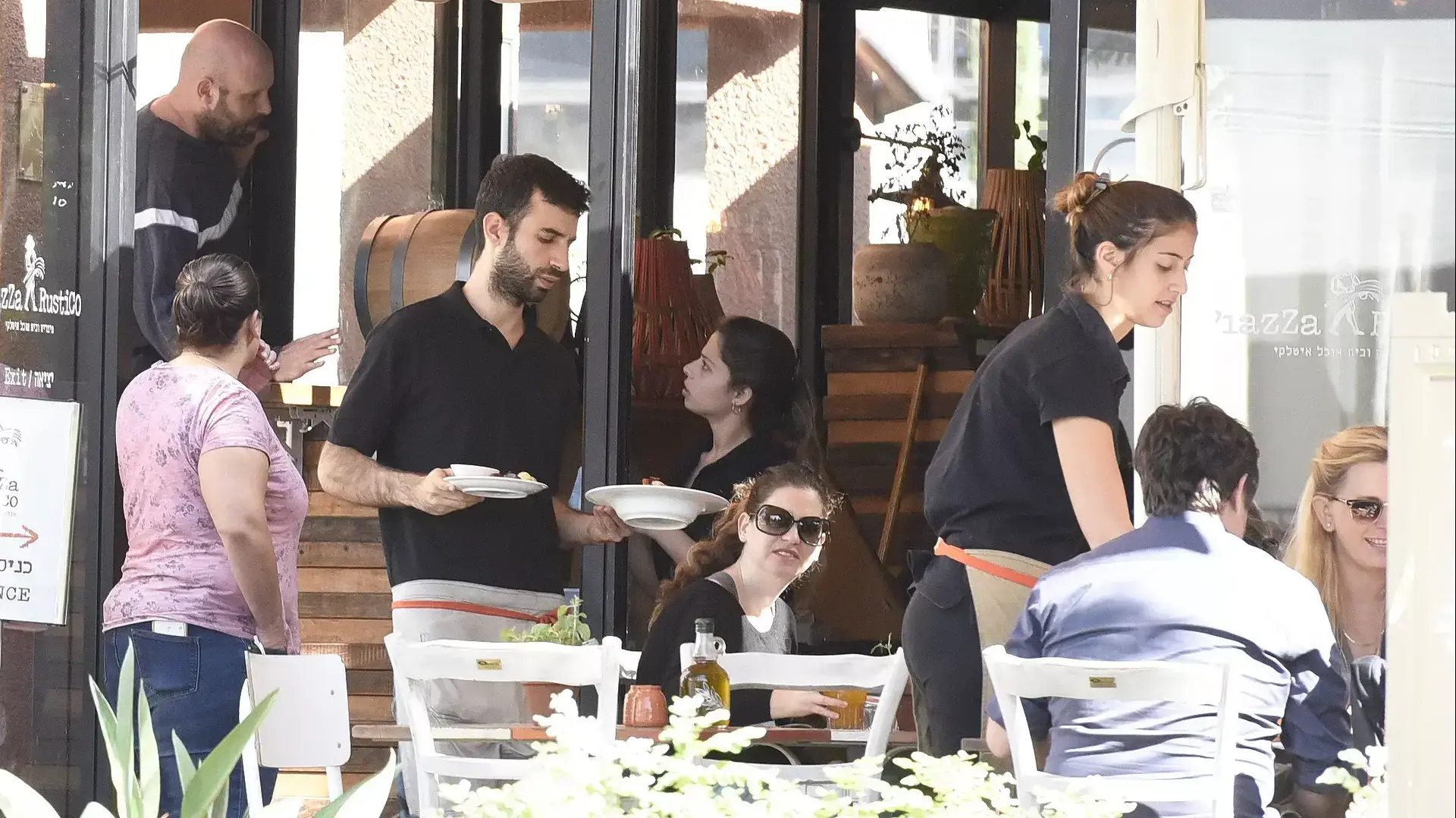 אלון לי גרין ומלצרים אלון לי גרין ומלצרים