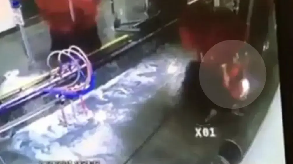 נתקע במתקן לשטיפת רכב