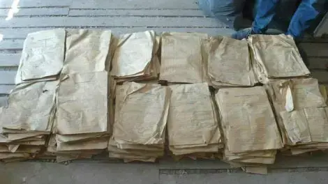 מסמכים שנחשפו מאחורי קיר בבניין בבודפשט, הונגריה, נובמבר 2015 מסמכים שנחשפו מאחורי קיר בבניין בבודפשט, הונגריה, נובמבר 2015