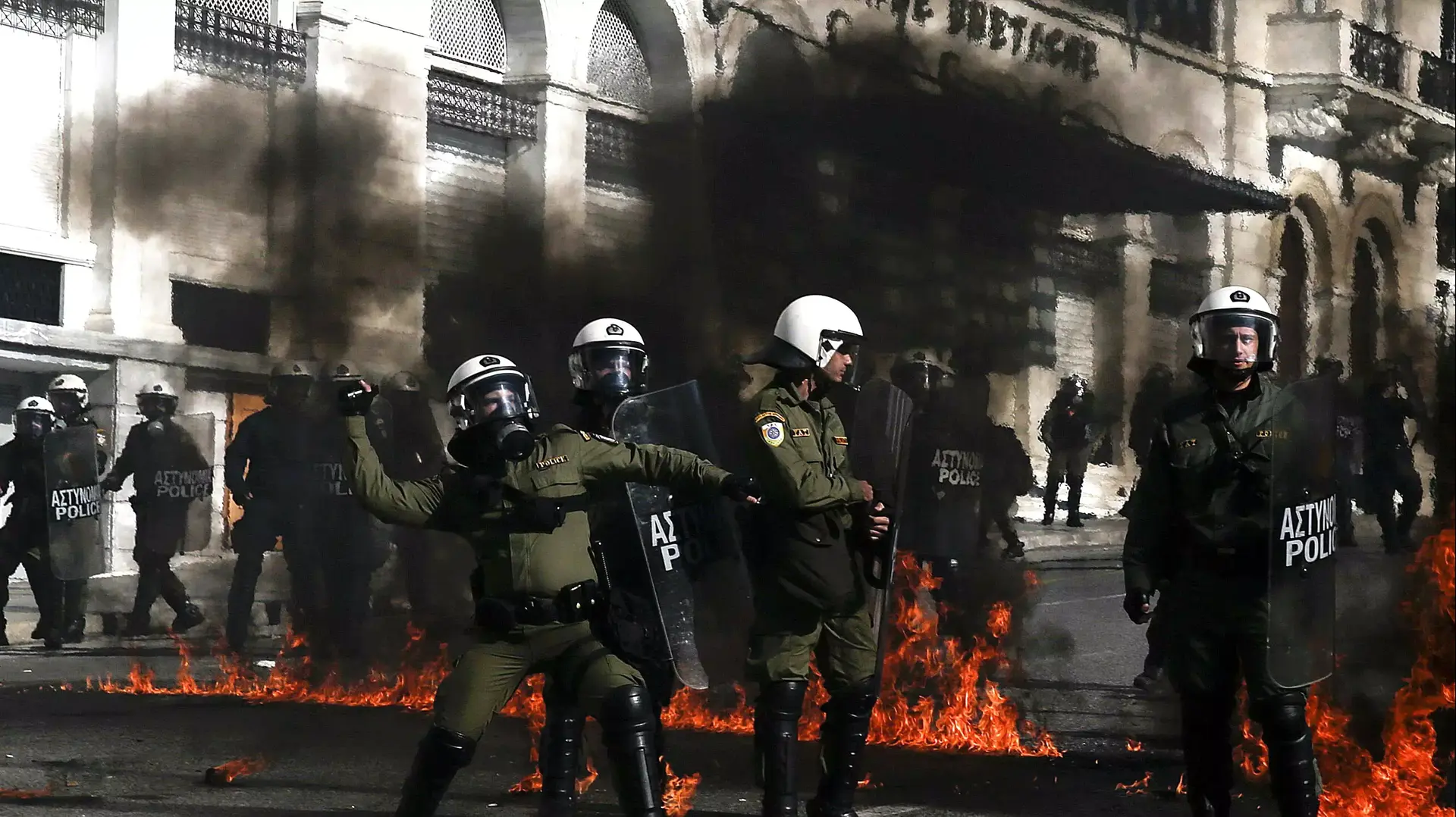 הפגנות באתונה נגד מדיניות הצנע, 12 בנובמבר 2015 הפגנות באתונה נגד מדיניות הצנע, 12 בנובמבר 2015