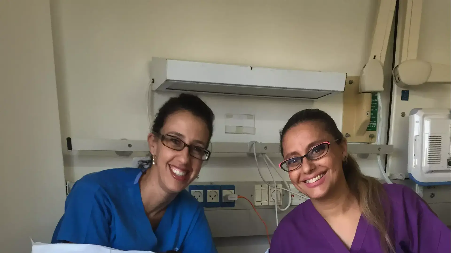 קרין לוי, התינוק הטרי וצוות חדר לידה, ד"ר אילת גידרון ואביבית כהן צנחני. נובמבר 2015 קרין לוי, התינוק הטרי וצוות חדר לידה, ד"ר אילת גידרון ואביבית כהן צנחני. נובמבר 2015