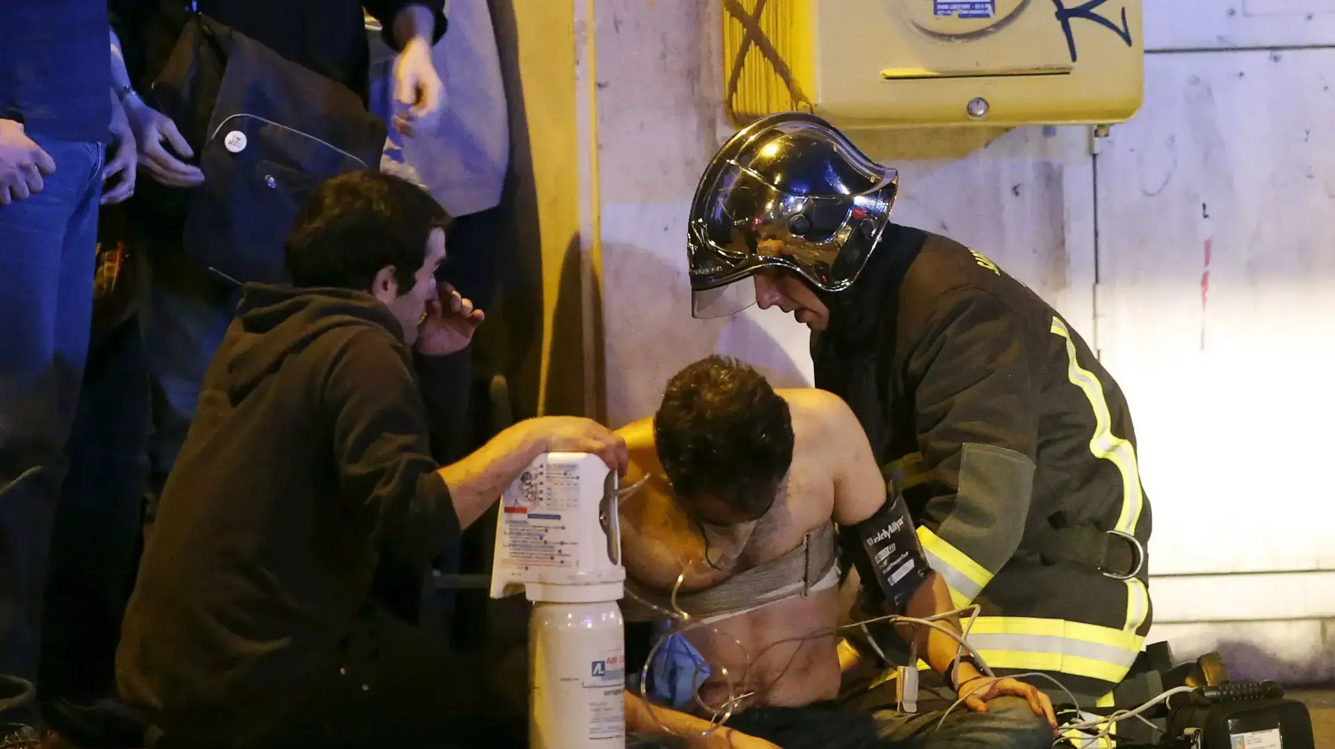 פצוע מפונה מאולם "בטקלאן" בפריז, אחרי שחרור בני הערובה בידי כוחות הביטחון של צרפת, 14 בנובמבר 2015 פצוע מפונה מאולם "בטקלאן" בפריז, אחרי שחרור בני הערובה בידי כוחות הביטחון של צרפת, 14 בנובמבר 2015