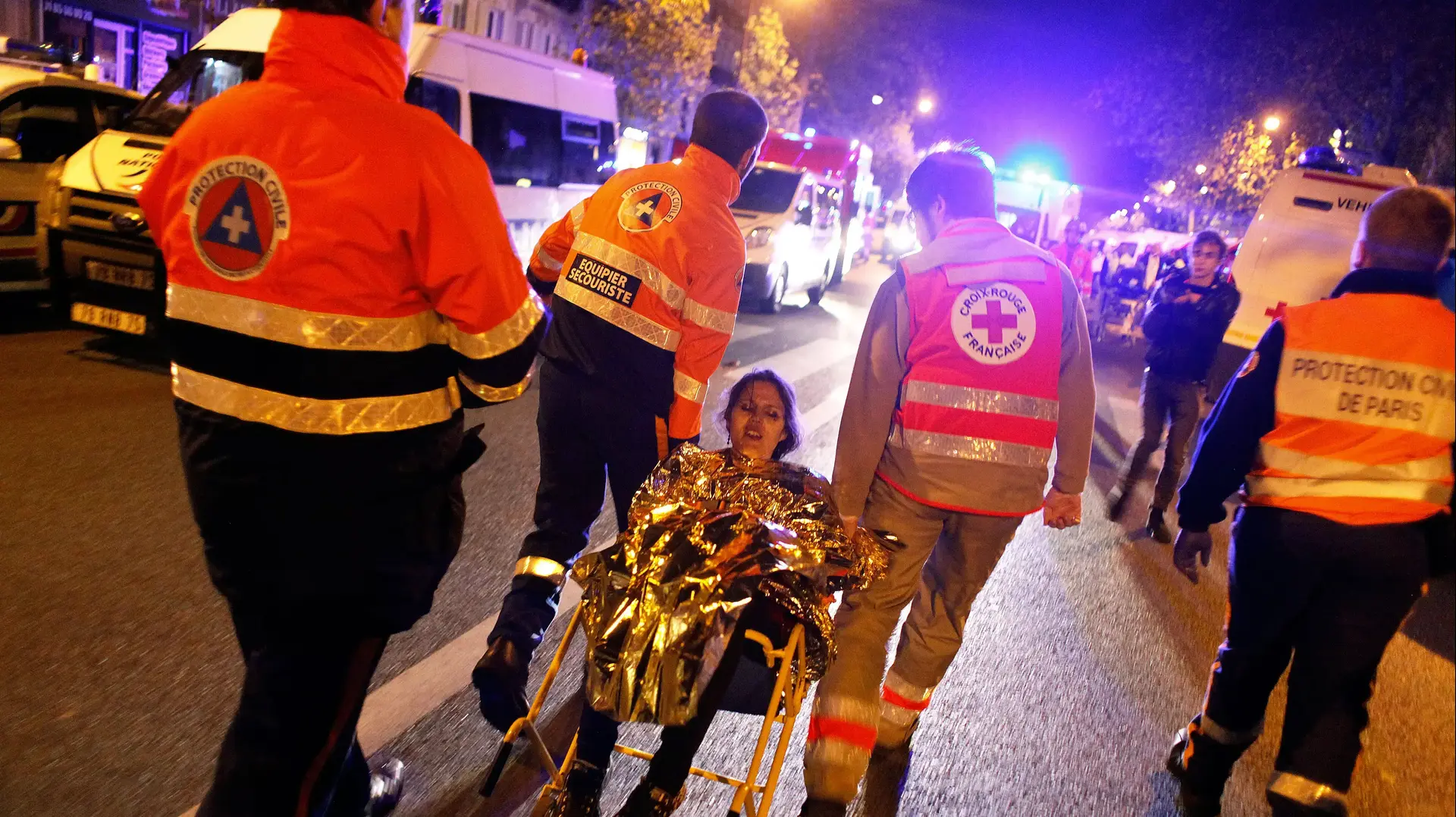 פינוי פצועים מחוץ לאולם המופעים "בטקלן", פריז, 13 בנובמבר 2015 פינוי פצועים מחוץ לאולם המופעים "בטקלן", פריז, 13 בנובמבר 2015