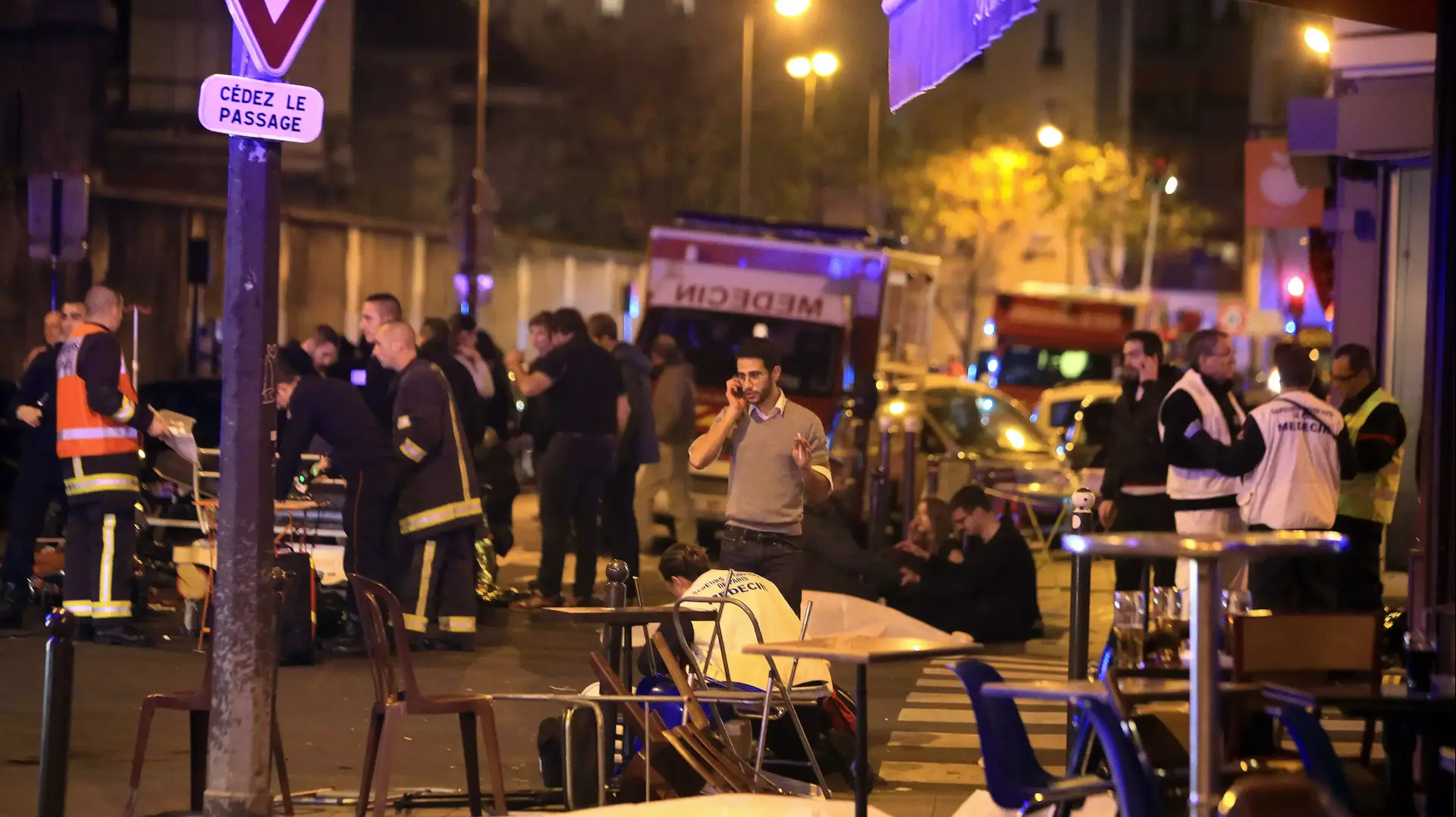 פינוי פצועים מחוץ לאולם המופעים "בטקלן", פריז, 13 בנובמבר 2015 פינוי פצועים מחוץ לאולם המופעים "בטקלן", פריז, 13 בנובמבר 2015