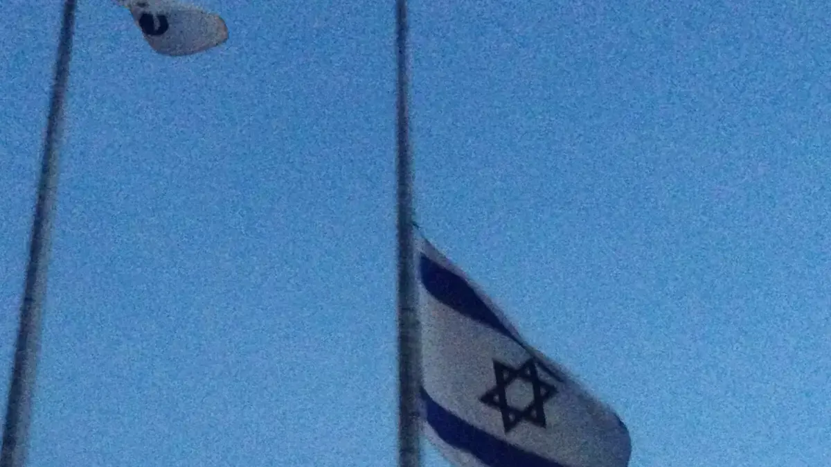 דגל ישראל הורד לחצי התורן מחוץ למשרד החוץ בירושלים,14 נובמבר 2015