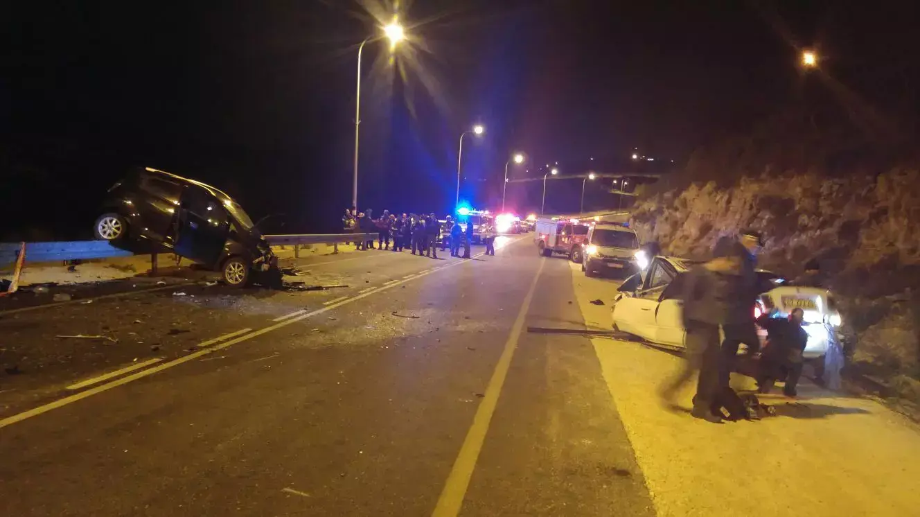 רכבו של הפלסטיני החשוד בניסיון לבצע פיגוע והתנגש ברכב של מתנחלים בכניסה להתנחלות פסגות. 14 בנובמבר 2015. רכבו של הפלסטיני החשוד בניסיון לבצע פיגוע והתנגש ברכב של מתנחלים בכניסה להתנחלות פסגות. 14 בנובמבר 2015.