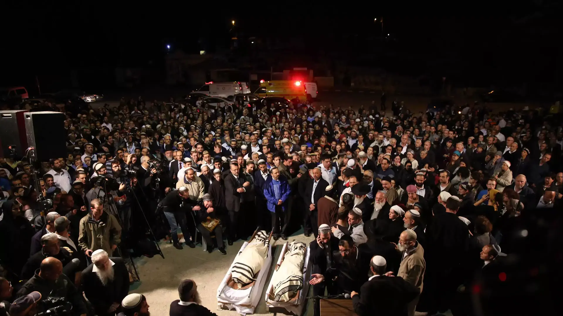 הלוויתם של יעקב ונתנאל ליטמן, שנרצחו בפיגוע ירי סמוך לעתניאל. הר המנוחות, ירושלים, 14 בנובמבר 2015 הלוויתם של יעקב ונתנאל ליטמן, שנרצחו בפיגוע ירי סמוך לעתניאל. הר המנוחות, ירושלים, 14 בנובמבר 2015