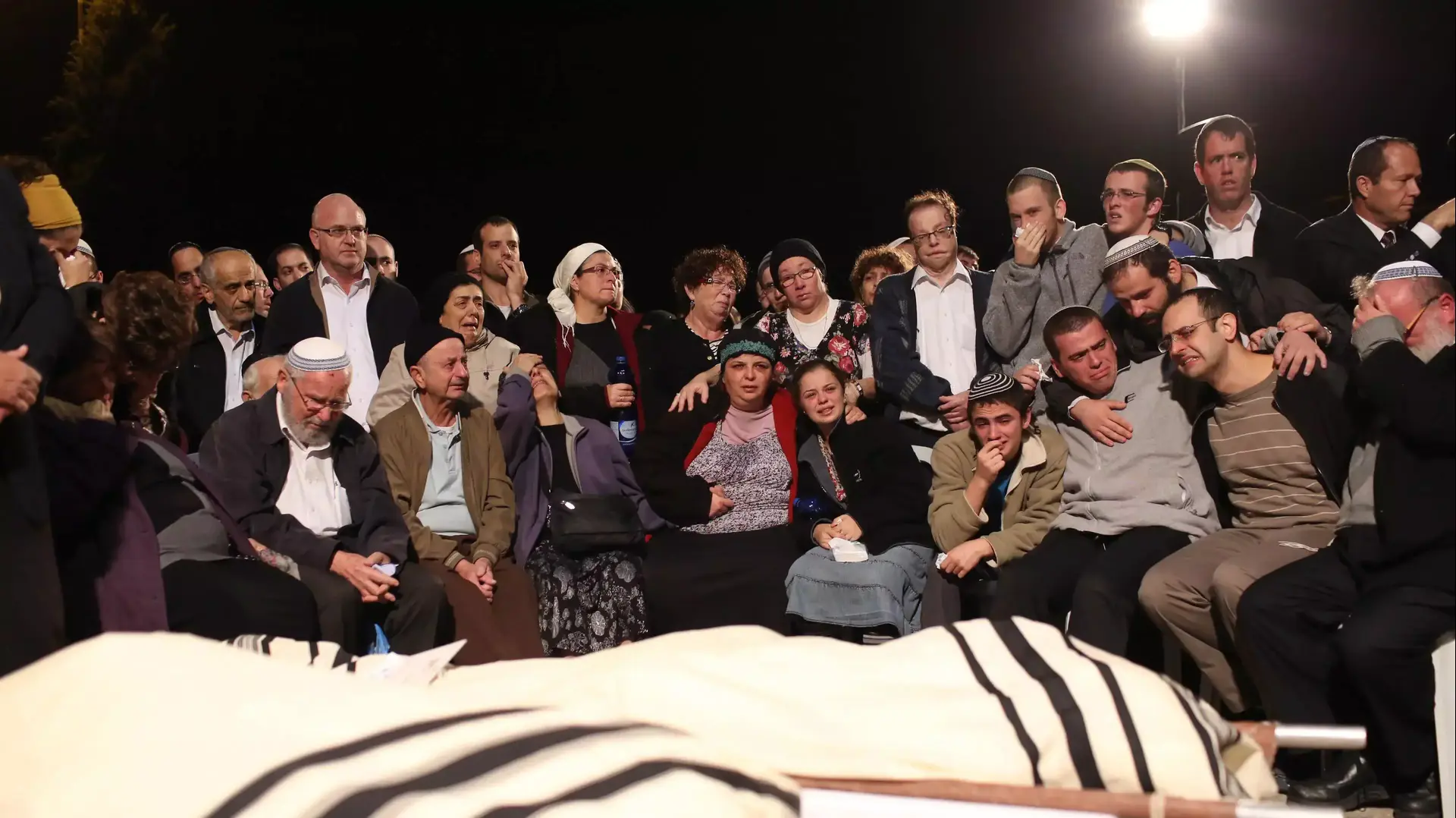 הלוויתם של יעקב ונתנאל ליטמן, שנרצחו בפיגוע ירי סמוך לעתניאל. הר המנוחות, ירושלים, 14 בנובמבר 2015 הלוויתם של יעקב ונתנאל ליטמן, שנרצחו בפיגוע ירי סמוך לעתניאל. הר המנוחות, ירושלים, 14 בנובמבר 2015