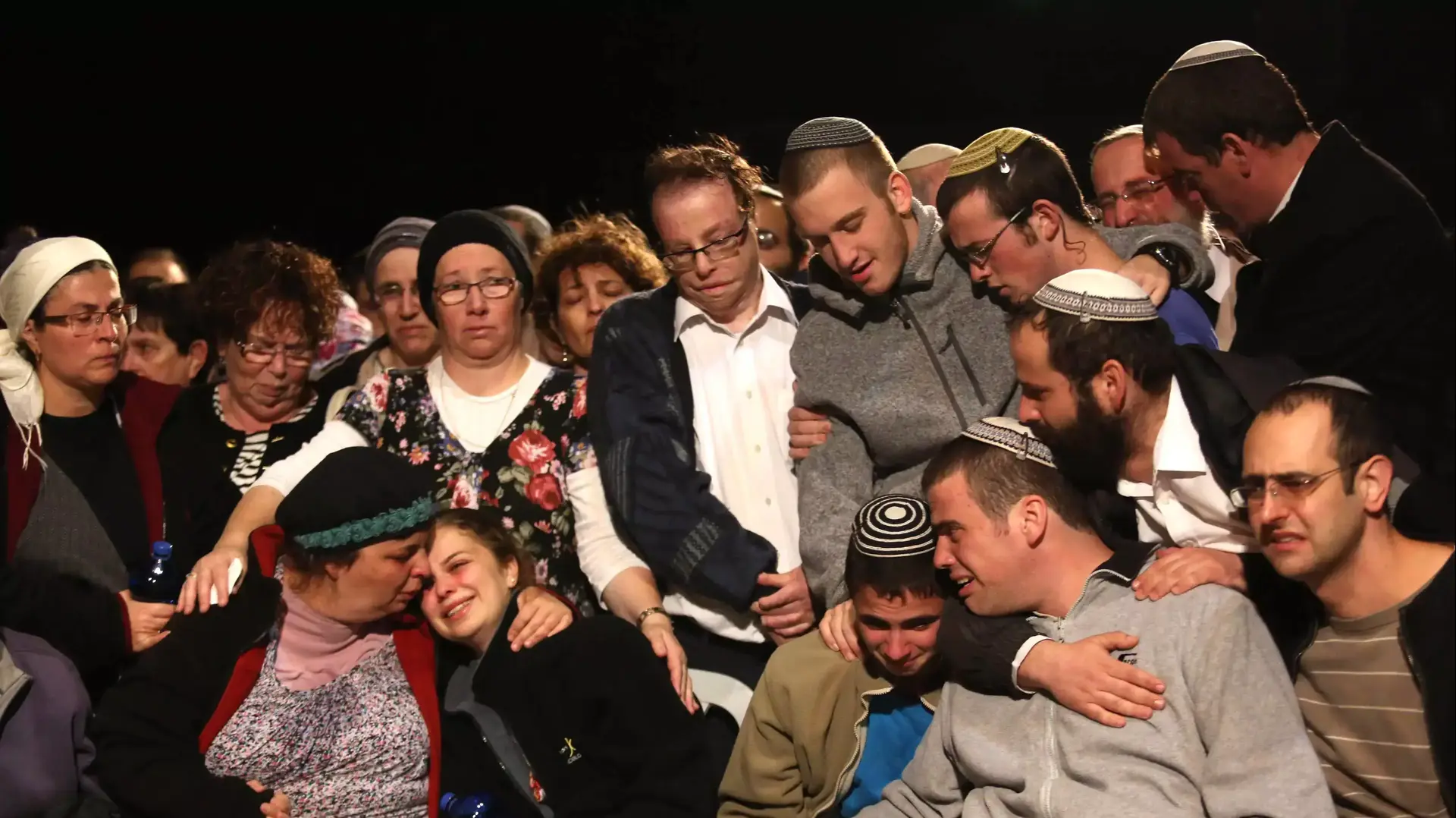 הלוויתם של יעקב ונתנאל ליטמן, שנרצחו בפיגוע ירי סמוך לעתניאל. הר המנוחות, ירושלים, 14 בנובמבר 2015 הלוויתם של יעקב ונתנאל ליטמן, שנרצחו בפיגוע ירי סמוך לעתניאל. הר המנוחות, ירושלים, 14 בנובמבר 2015