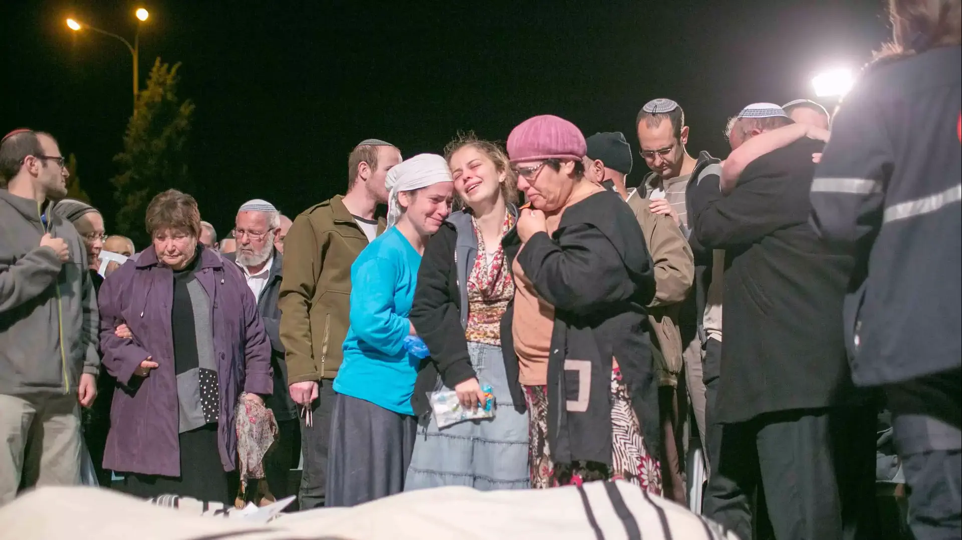 משפחת ליטמן בהלווית האב יעקב והבן נתנאל, הר המנוחות ירושלים. 14 נובמבר 2015 משפחת ליטמן בהלווית האב יעקב והבן נתנאל, הר המנוחות ירושלים. 14 נובמבר 2015