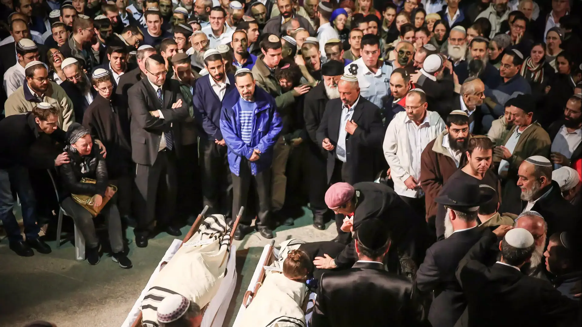 משפחת ליטמן בהלווית האב יעקב והבן נתנאל, הר המנוחות ירושלים. 14 נובמבר 2015 משפחת ליטמן בהלווית האב יעקב והבן נתנאל, הר המנוחות ירושלים. 14 נובמבר 2015