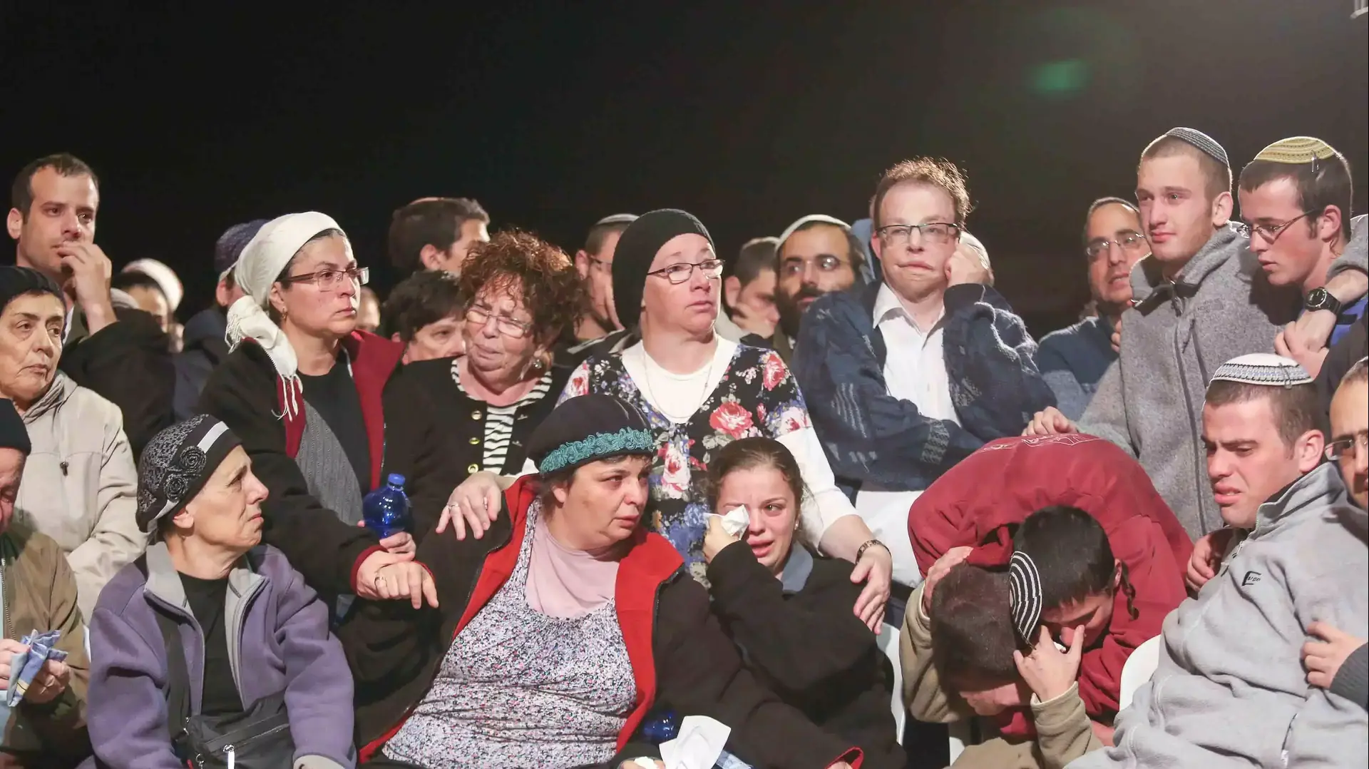 משפחת ליטמן בהלווית האב יעקב והבן נתנאל, הר המנוחות ירושלים. 14 נובמבר 2015 משפחת ליטמן בהלווית האב יעקב והבן נתנאל, הר המנוחות ירושלים. 14 נובמבר 2015