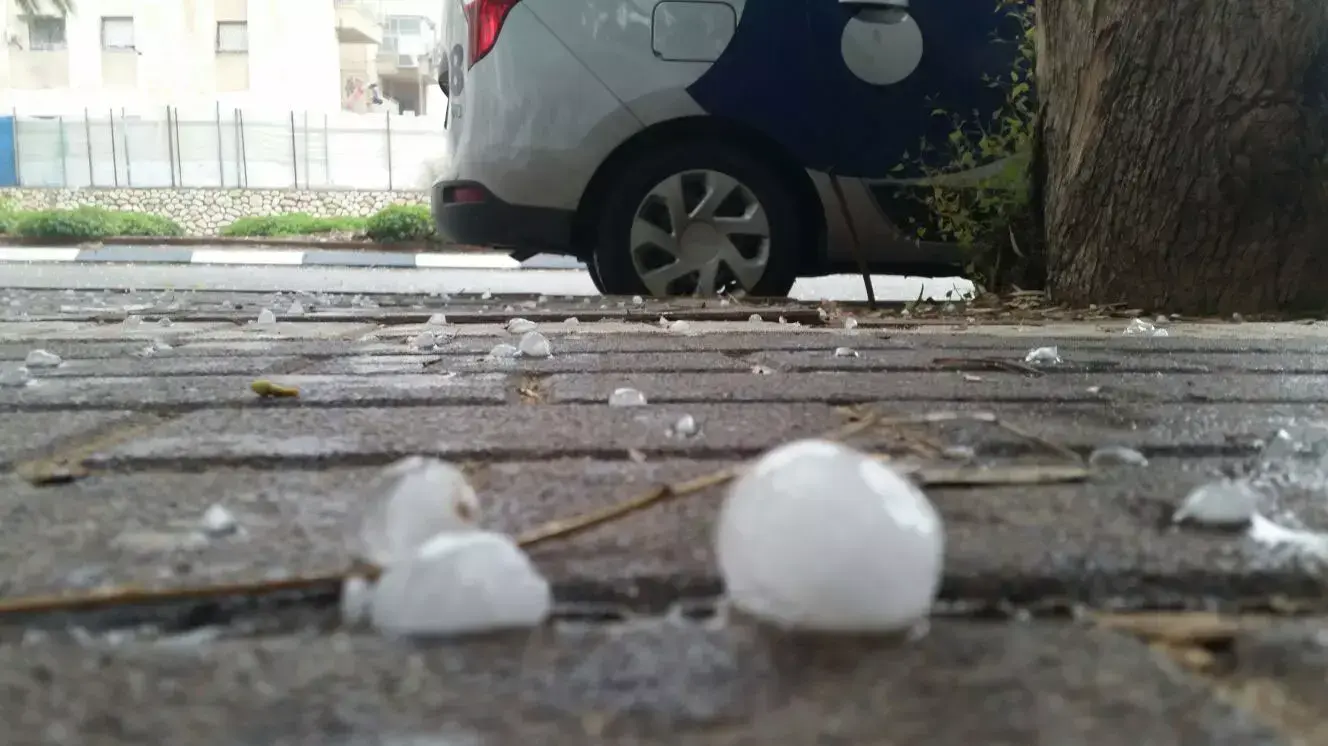 כדורי ברד ענקיים באשדוד. 16, נובמבר 2015 כדורי ברד ענקיים באשדוד. 16, נובמבר 2015