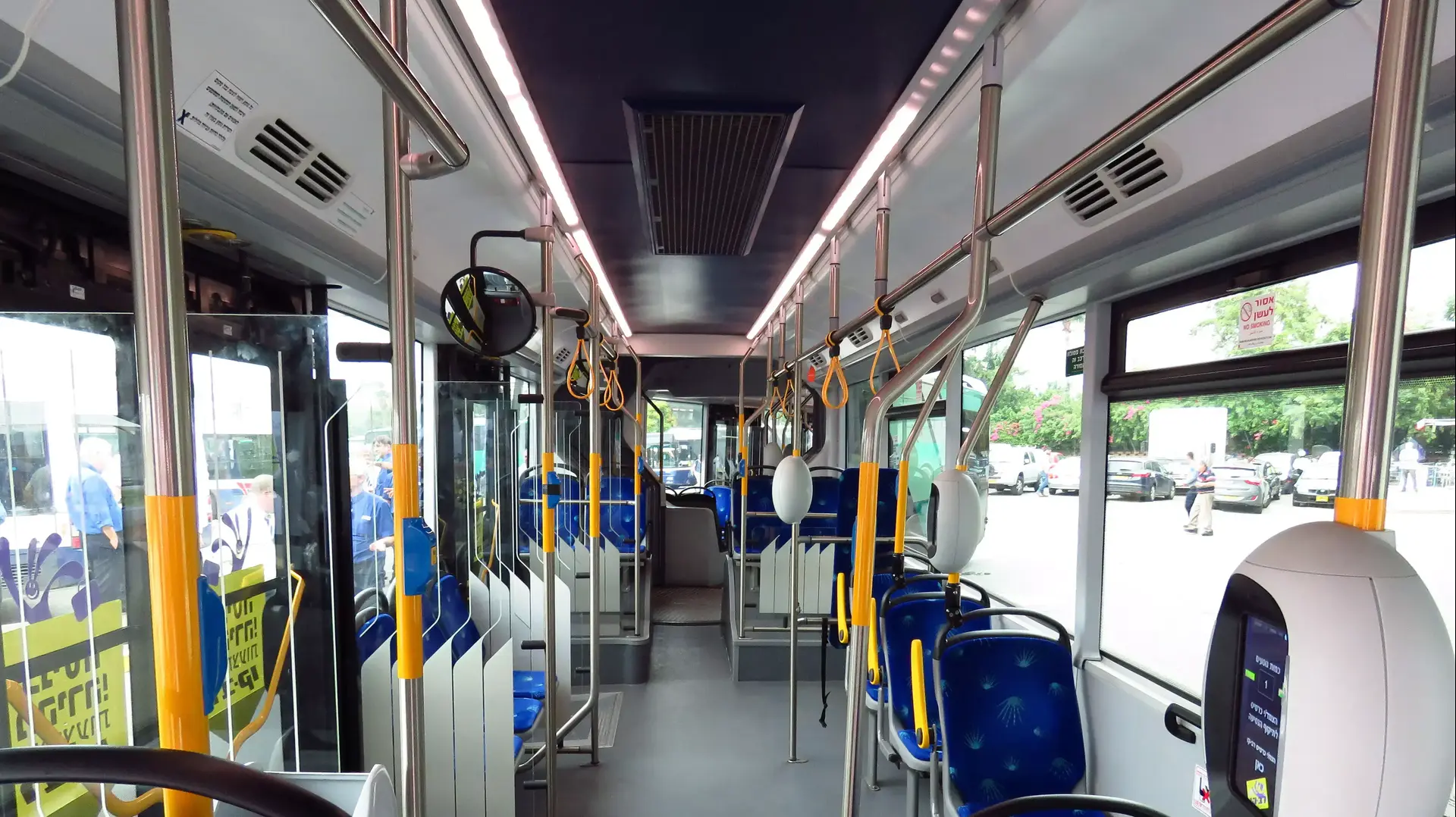 עליה אל האוטובוסים תותר גם מהדלתות האחוריות באמצעות כרטיס רב קו דן אגד
