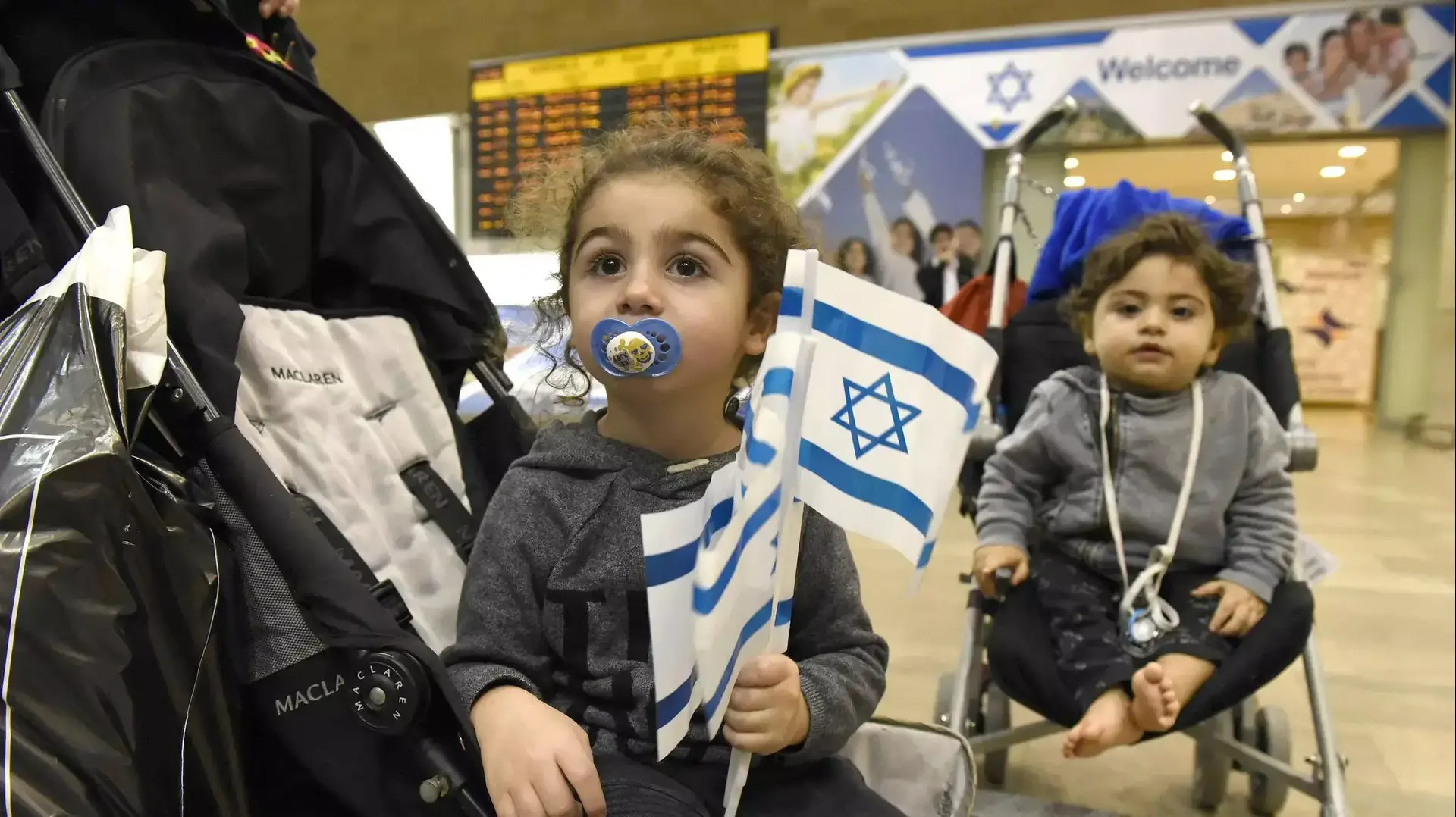 משפחת ונטורה, יהודים מצרפת עולים לארץ, נתב"ג, 16 בנובמבר 2015 משפחת ונטורה, יהודים מצרפת עולים לארץ, נתב"ג, 16 בנובמבר 2015