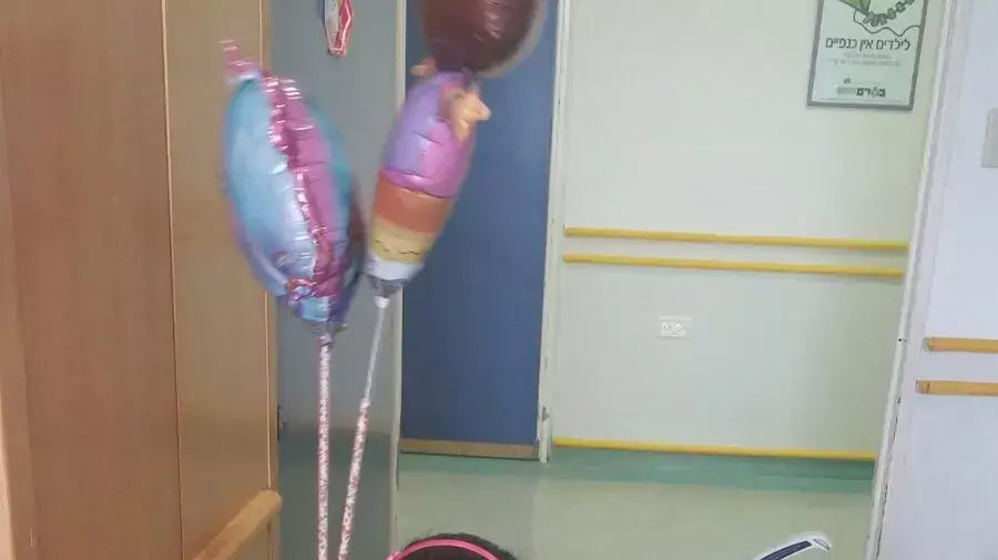 תהל סופר שנפצעה בפיגוע והשתחררה מבית החולים הדסה עין כרם. 16 בנובמבר 2015. תהל סופר שנפצעה בפיגוע והשתחררה מבית החולים הדסה עין כרם. 16 בנובמבר 2015.