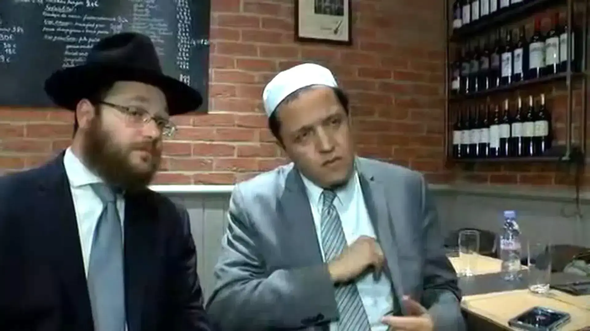 הרב לוי מוטוסוב, רב הקהילה בפריז והאימאם חסן שלגומי, ראש קהילת האימאמים בצרפת. 16 בנובמבר 2015. הרב לוי מוטוסוב, רב הקהילה בפריז והאימאם חסן שלגומי, ראש קהילת האימאמים בצרפת. 16 בנובמבר 2015.
