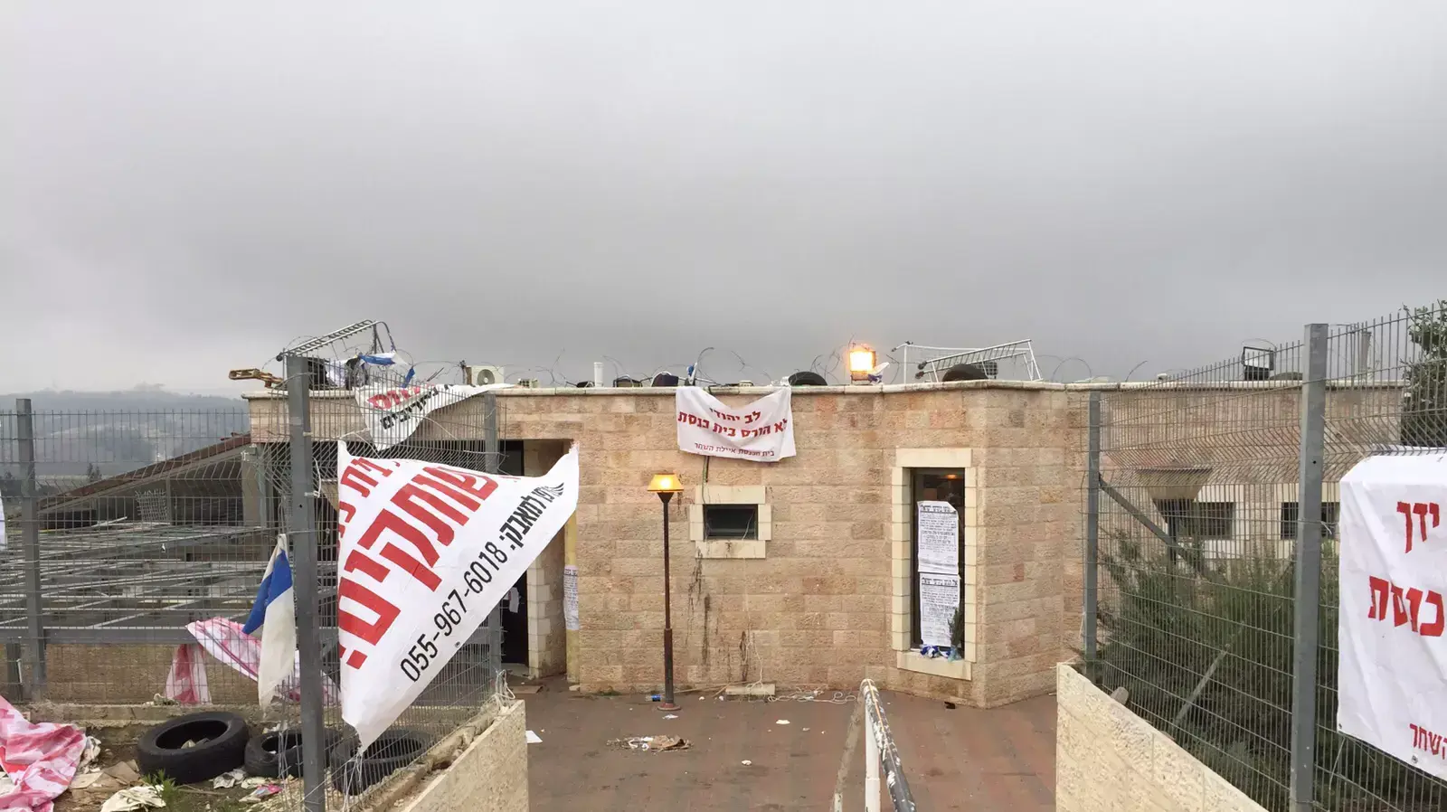 תחילת פינוי בית הכנסת בגבעת זאב, נובמבר 2015 תחילת פינוי בית הכנסת בגבעת זאב, נובמבר 2015