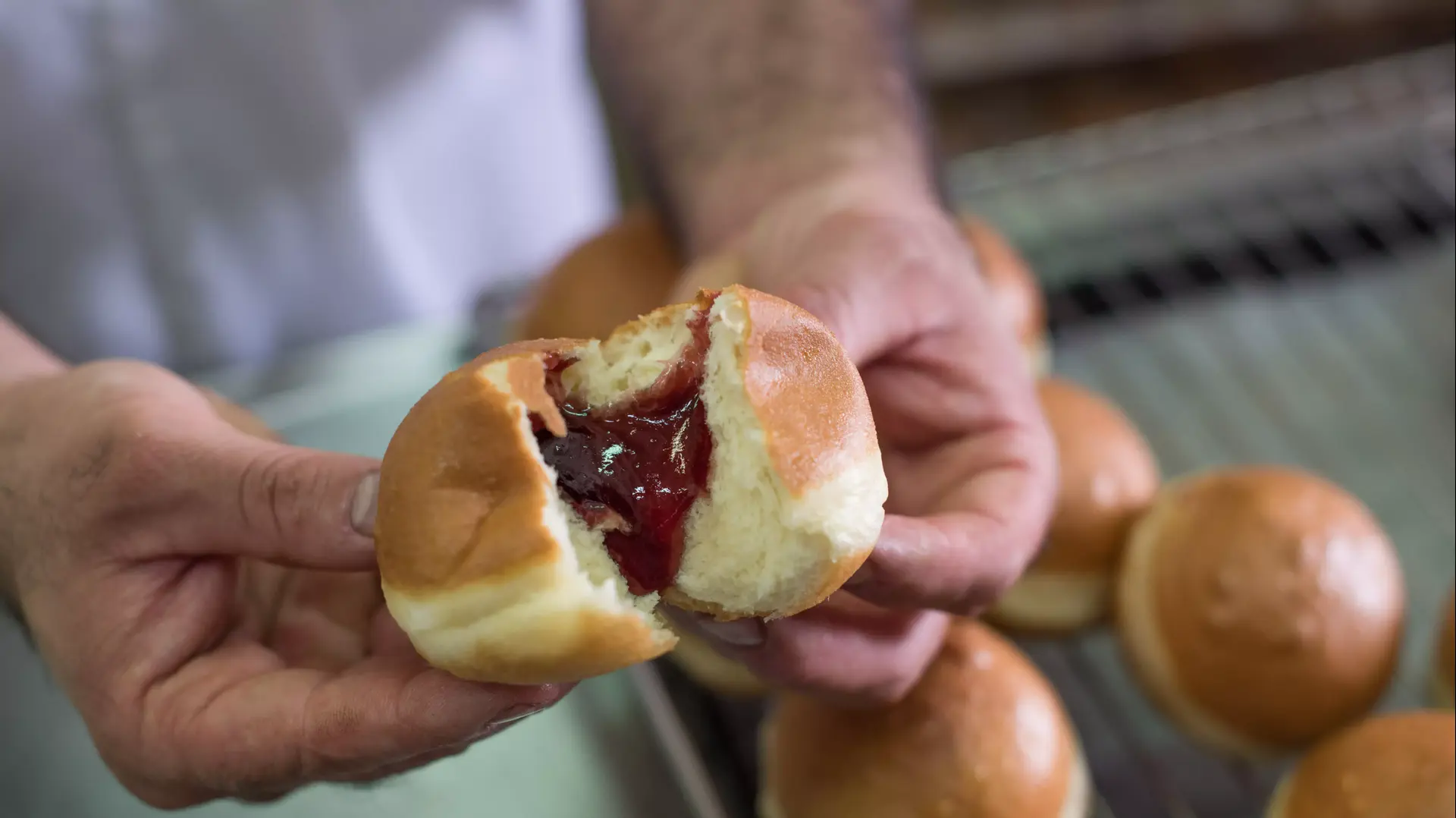 הכנת סופגניות הכנת סופגניות