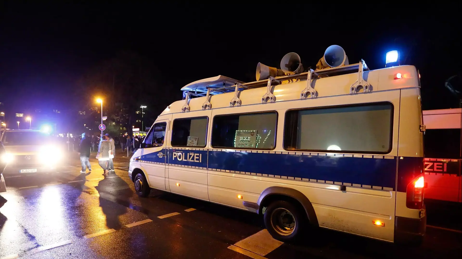 משטרה מחוץ לאצטדיון בהאנובר, גרמניה, 17 בנובמבר 2015 משטרה מחוץ לאצטדיון בהאנובר, גרמניה, 17 בנובמבר 2015
