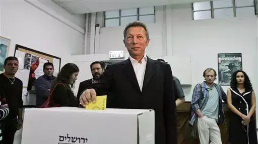 ארקדי גאידמק המועמד לראשות עיריית ירושלים מצביע בבחירות המקומיות ארקדי גאידמק המועמד לראשות עיריית ירושלים מצביע בבחירות המקומיות