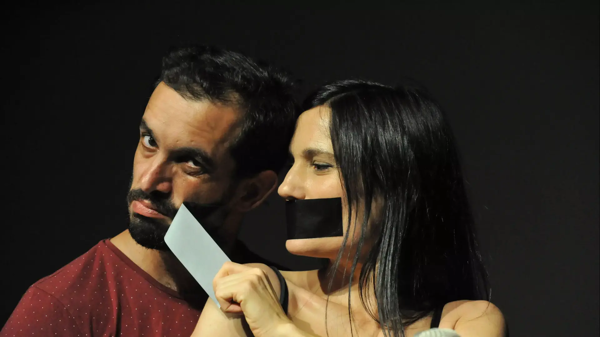 מתוך ההצגה "בושה טוקבקים על תיאטרון" בהשתתפות השחקנית עינת ויצמן והשחקן מורד חסן מתוך ההצגה "בושה טוקבקים על תיאטרון" בהשתתפות השחקנית עינת ויצמן והשחקן מורד חסן
