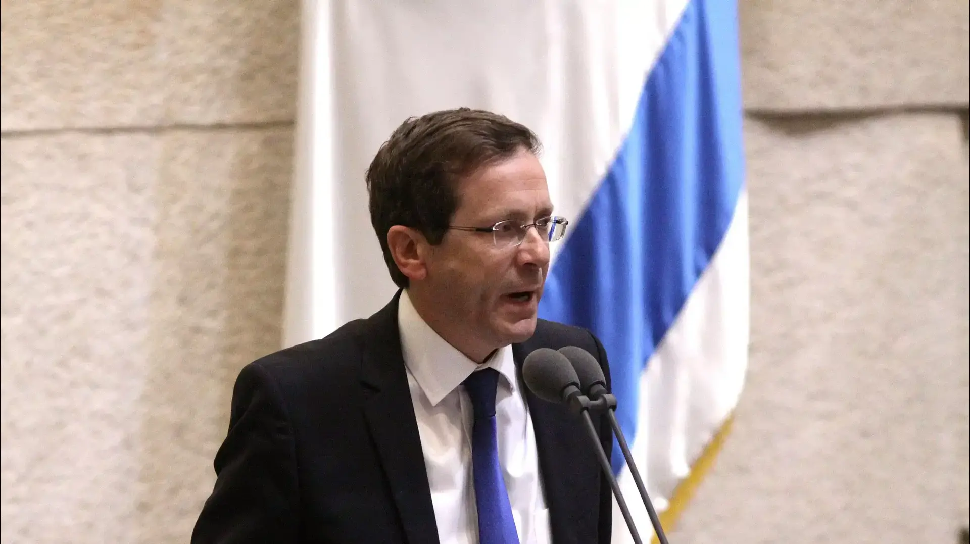 יושב ראש מפלגת העבודה, יצחק הרצוג, בישיבת הכנסת בהצבעה על חוק תקציב המדינה. נובמבר 2015
