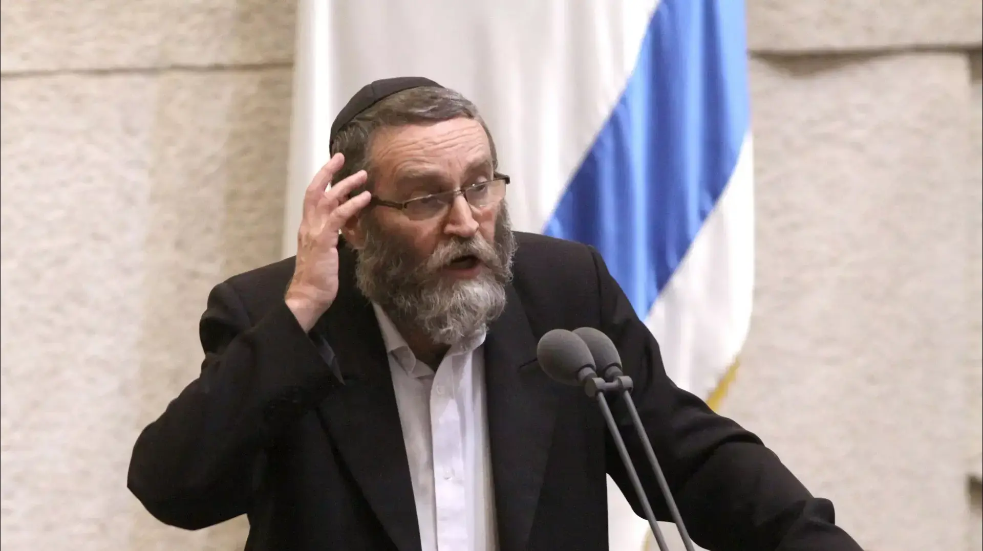 חבר הכנסת, משה גפני, בישיבת הכנסת בהצבעה על חוק תקציב המדינה. נובמבר 2015