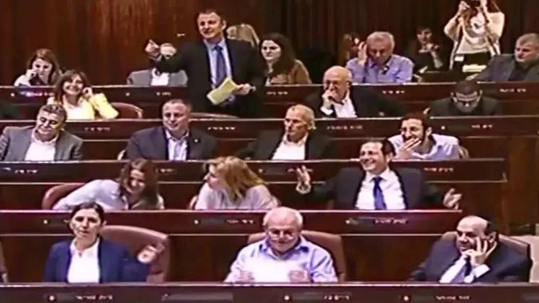 יצחק (בוז'י) הרצוג אחרי שהצביע בטעות עם הקואליציה בהצבעות על תקציב המדינה, מליאת הכנסת, נובמבר 2015 יצחק (בוז'י) הרצוג אחרי שהצביע בטעות עם הקואליציה בהצבעות על תקציב המדינה, מליאת הכנסת, נובמבר 2015