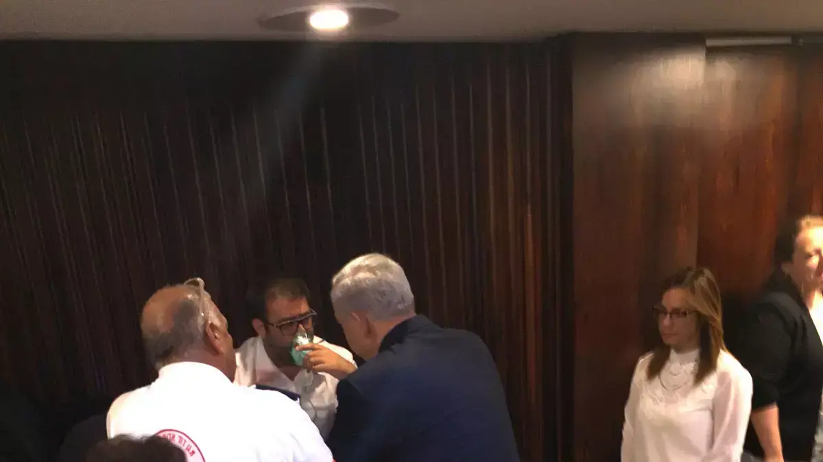 ח"כ אורן חזן מקבל טיפול אינהלציה במהלך ההצבעות על תקציב המדינה, נובמבר 2015 ח"כ אורן חזן מקבל טיפול אינהלציה במהלך ההצבעות על תקציב המדינה, נובמבר 2015