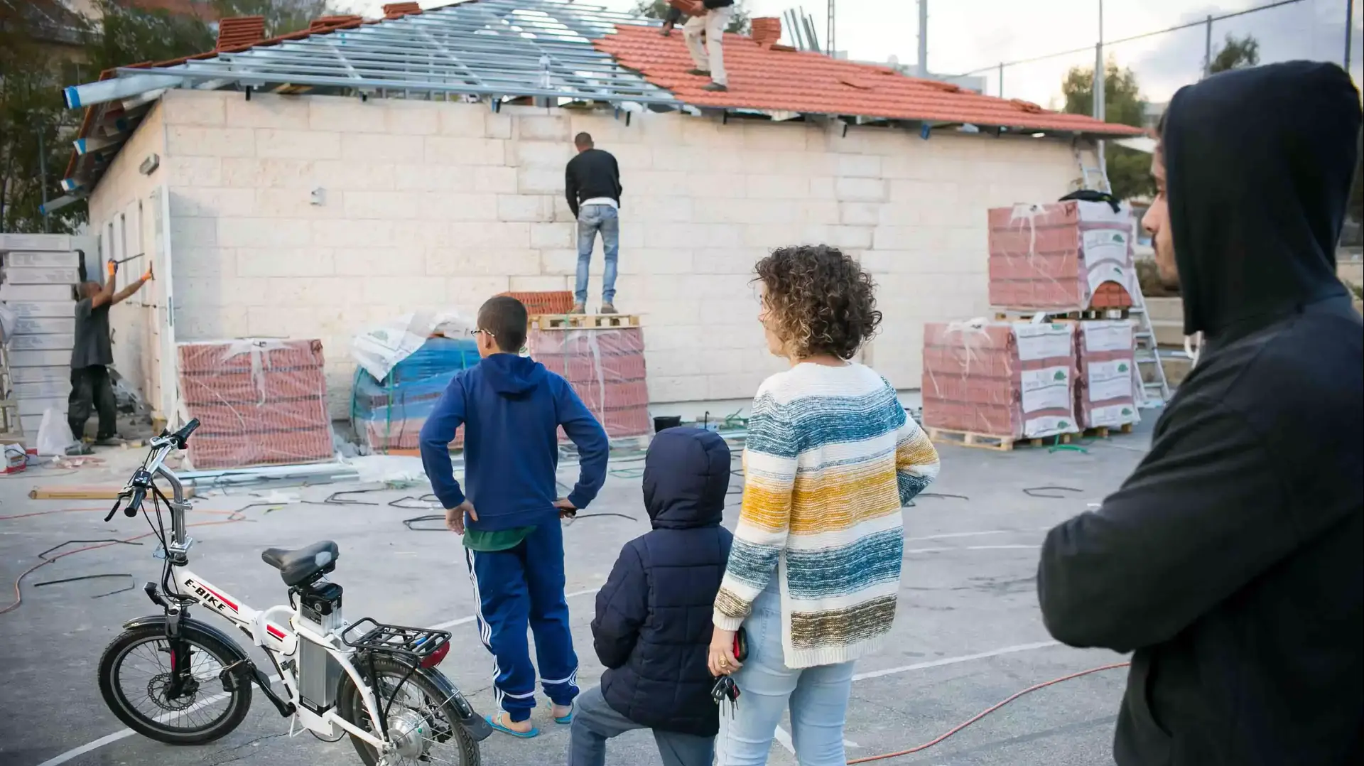 צעירי שכונת מורשת בגבעת זאב זועמים על העתקת בית כנסת המריבה איילת השחר לתוך מגרש הספורט. נובמבר 2015 צעירי שכונת מורשת בגבעת זאב זועמים על העתקת בית כנסת המריבה איילת השחר לתוך מגרש הספורט. נובמבר 2015