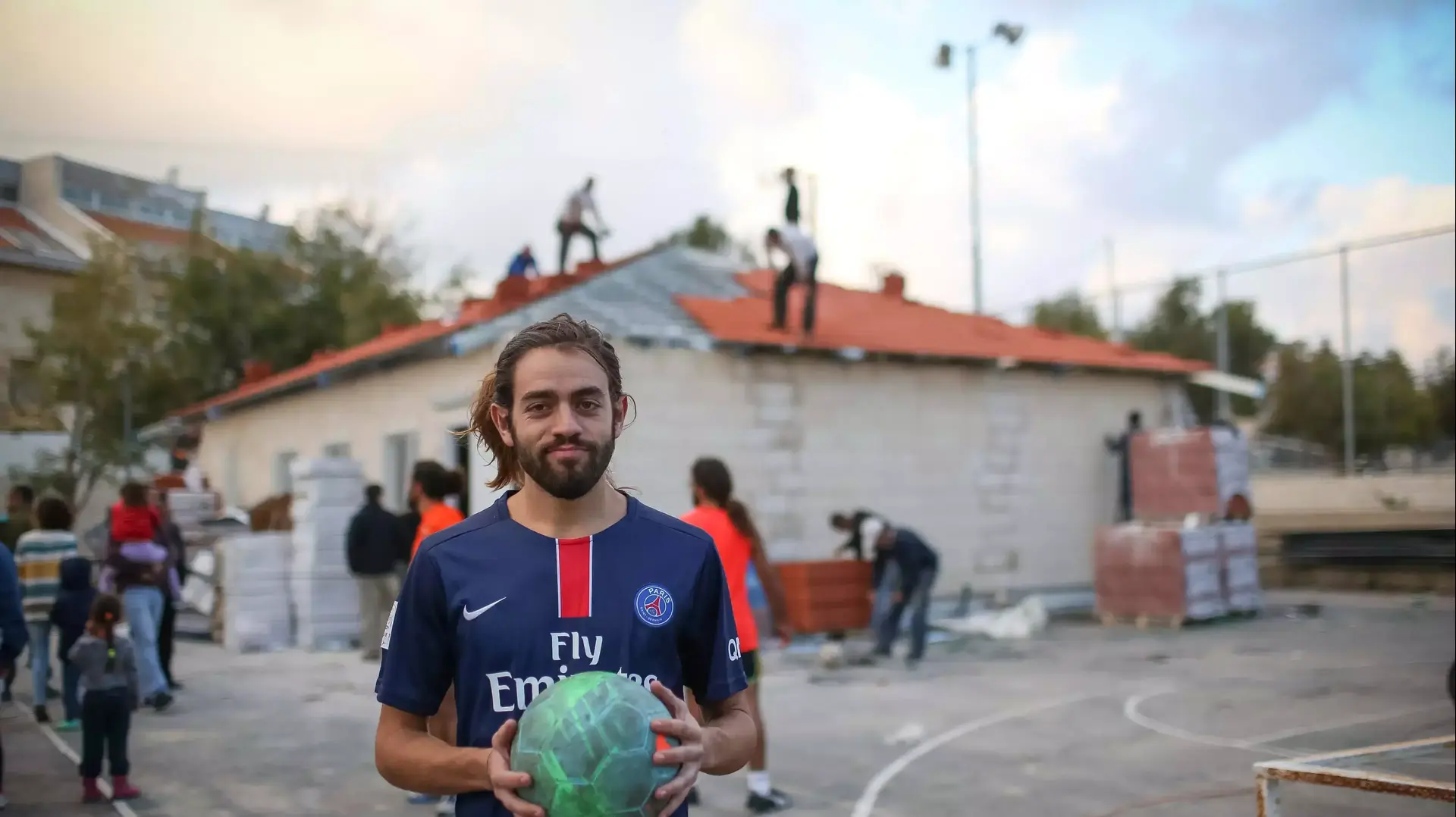 גיא קוסובסקי, מצעירי שכונת מורשת בגבעת זאב זועמים על העתקת בית כנסת המריבה איילת השחר לתוך מגרש הספורט. נובמבר 2015 גיא קוסובסקי, מצעירי שכונת מורשת בגבעת זאב זועמים על העתקת בית כנסת המריבה איילת השחר לתוך מגרש הספורט. נובמבר 2015
