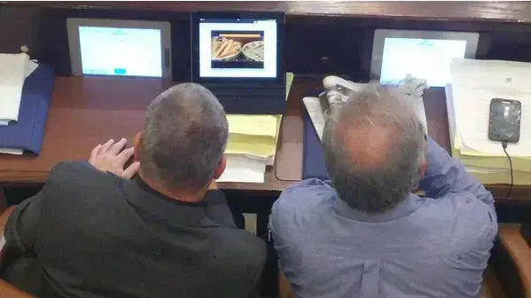איתן ברושי ומיקי רוזנטל מחכים למהדורות החדשות. נובמבר 2015 איתן ברושי ומיקי רוזנטל מחכים למהדורות החדשות. נובמבר 2015