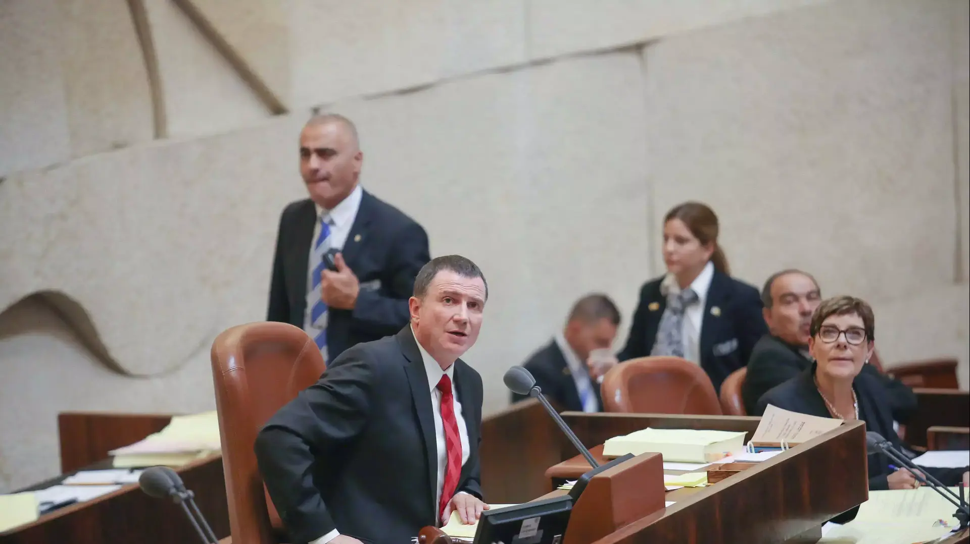 יולי אדלשטיין בישיבת הכנסת בהצבעה על חוק תקציב המדינה. נובמבר 2015 יולי אדלשטיין בישיבת הכנסת בהצבעה על חוק תקציב המדינה. נובמבר 2015