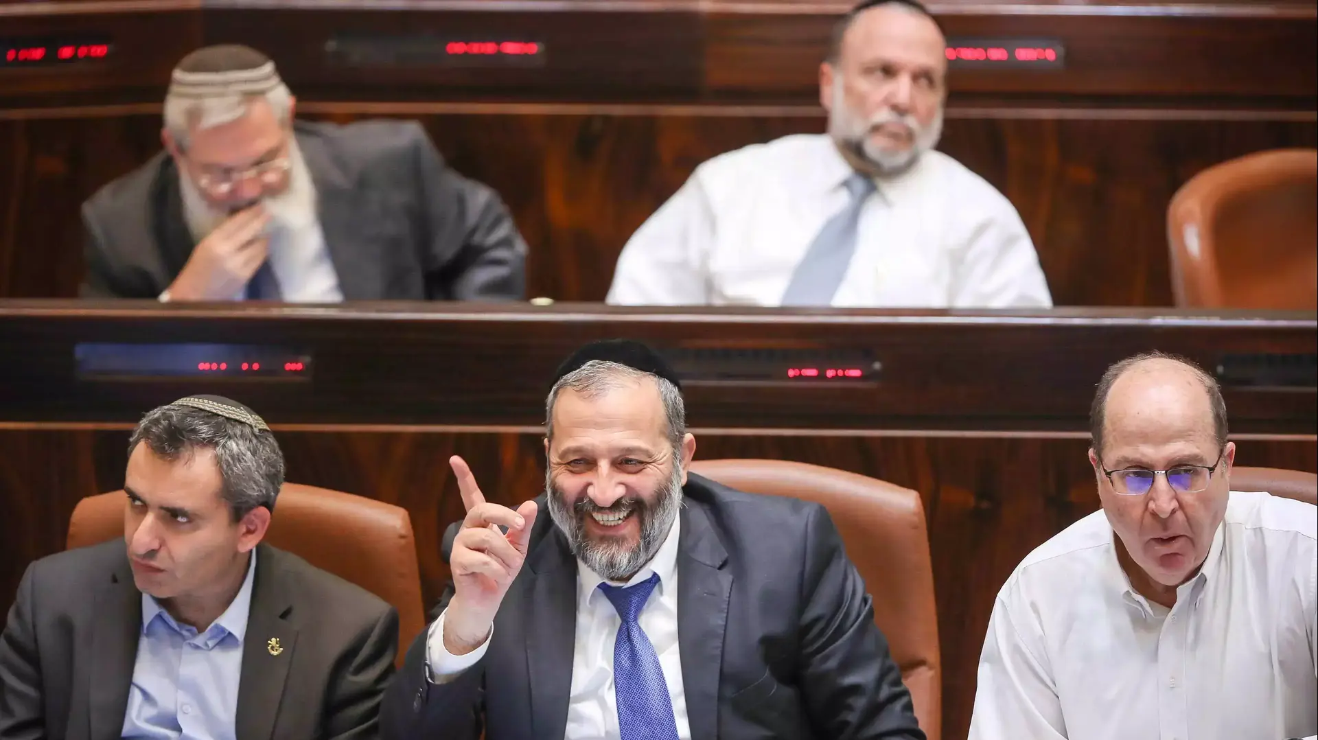 אריה דרעי, משה יעלון וזאב אלקין בישיבת הכנסת בהצבעה על חוק תקציב המדינה. נובמבר 2015 אריה דרעי, משה יעלון וזאב אלקין בישיבת הכנסת בהצבעה על חוק תקציב המדינה. נובמבר 2015