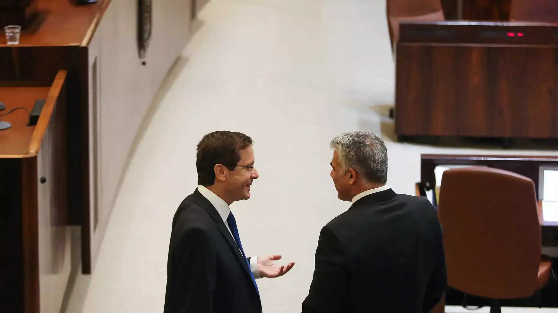 יאיר לפיד ויצחק הרצוג בישיבת הכנסת בהצבעה על חוק תקציב המדינה. נובמבר 2015 יאיר לפיד ויצחק הרצוג בישיבת הכנסת בהצבעה על חוק תקציב המדינה. נובמבר 2015