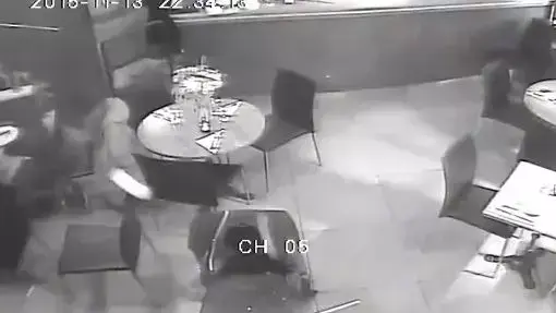 תיעוד מאחת המסעדות שהותקפו בפריז ממצלמות האבטחה, נובמבר 2015 תיעוד מאחת המסעדות שהותקפו בפריז ממצלמות האבטחה, נובמבר 2015
