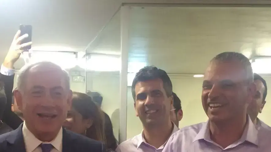 שר האוצר משה כחלון חוג יום הולדת בהצבעה על התקציב, נובמבר 2015 שר האוצר משה כחלון חוג יום הולדת בהצבעה על התקציב, נובמבר 2015