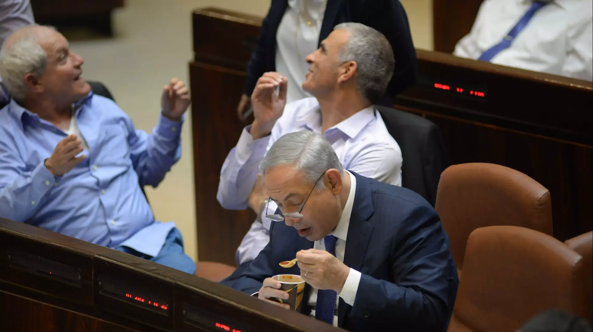 ראש הממשלה בנימין נתניהו בהצבעה על תקציב המדינה, נובמבר 2015 ראש הממשלה בנימין נתניהו בהצבעה על תקציב המדינה, נובמבר 2015