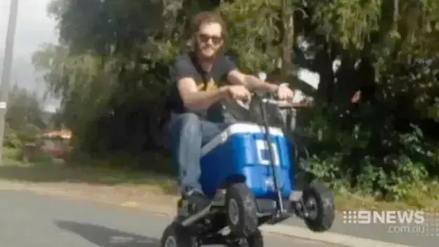 נוסע על צידנית ממונעת נוסע על צידנית ממונעת
