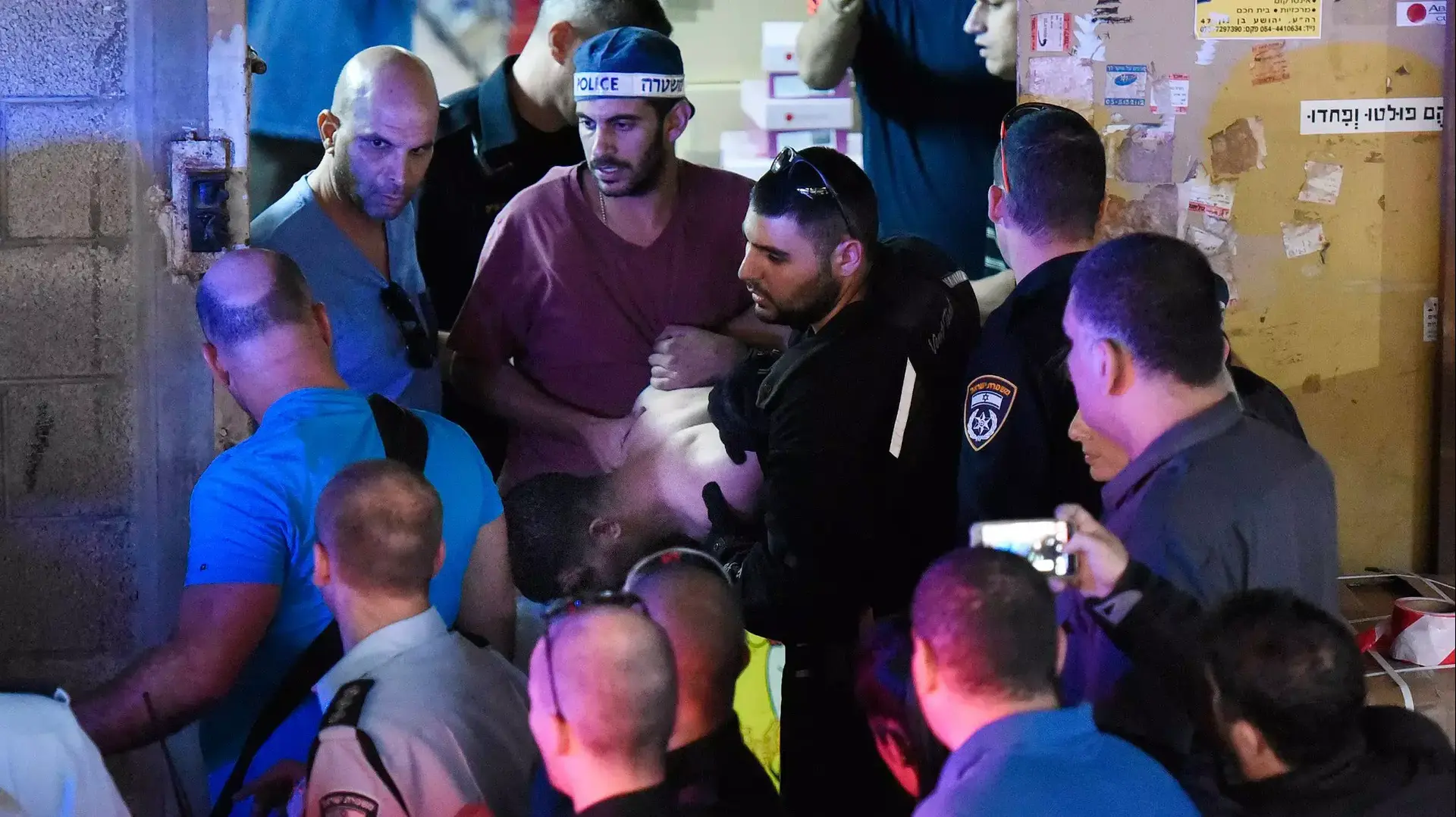 תפיסת המחבל בזירת פיגוע הדקירה, בניין פנורמה, תל אביב, 19 בנובמבר 2015 תפיסת המחבל בזירת פיגוע הדקירה, בניין פנורמה, תל אביב, 19 בנובמבר 2015