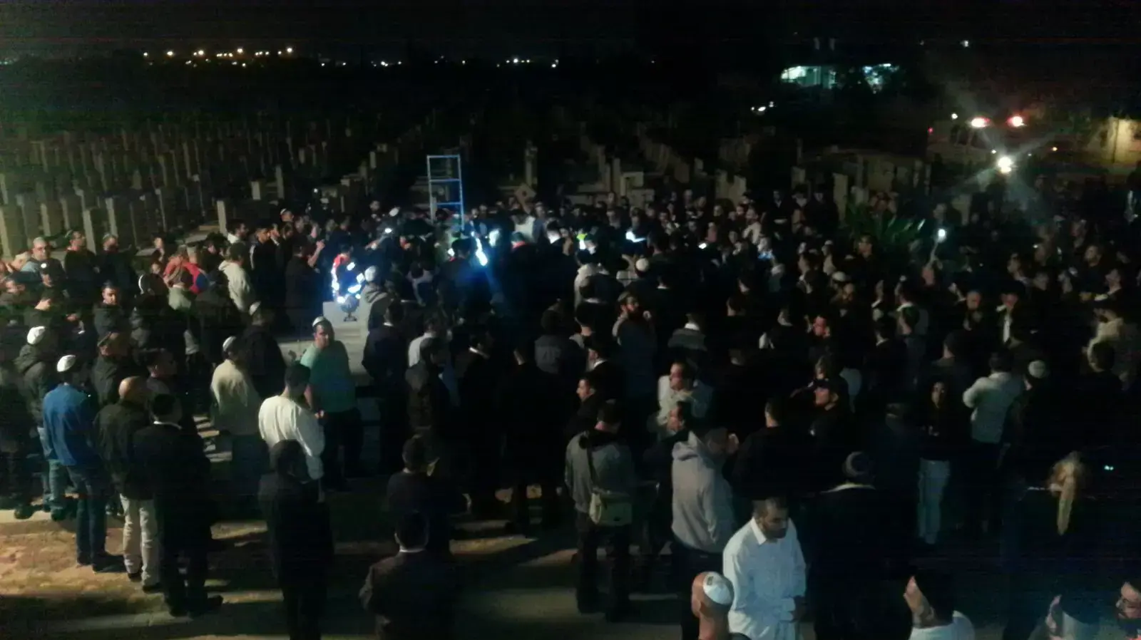 מאות בהלוויית אהרון יסייב, בן 32 מחולון שנרצח בפיגוע בתל אביב