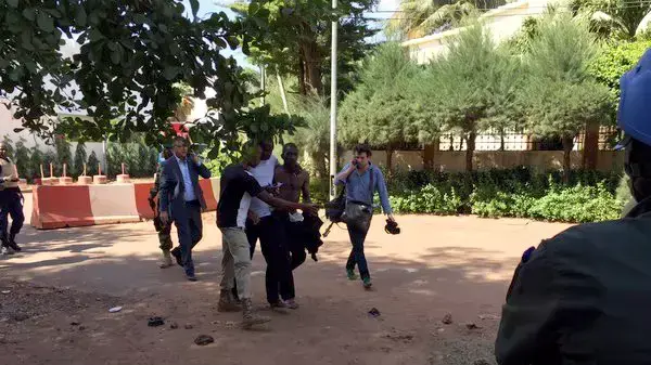 שחרור בני ערובה מבית המלון בבמאקו, מאלי, 20 בנובמבר 2015 שחרור בני ערובה מבית המלון בבמאקו, מאלי, 20 בנובמבר 2015