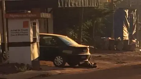 שומר בית המלון "רדיסון בלו" בבמאקו, בירת מאלי, במהלך מתקפת טרור, 20 בנובמבר 2015 שומר בית המלון "רדיסון בלו" בבמאקו, בירת מאלי, במהלך מתקפת טרור, 20 בנובמבר 2015