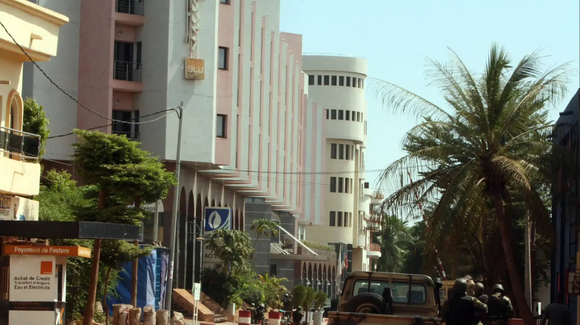חמושים השתלטו על בית מלון "רדיסון בלו" בבמאקו שבמאלי ולקחו 170 בני ערובה. 20 בנובמבר 2015 חמושים השתלטו על בית מלון "רדיסון בלו" בבמאקו שבמאלי ולקחו 170 בני ערובה. 20 בנובמבר 2015