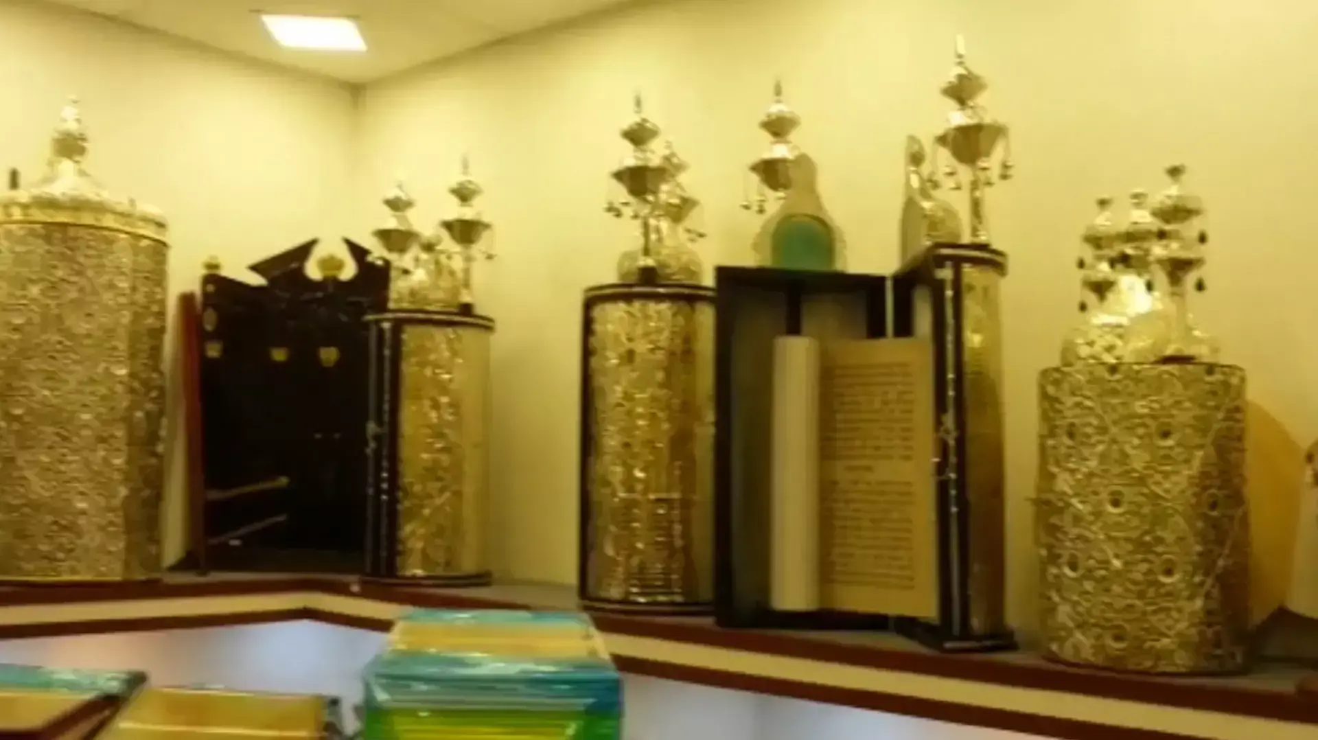 סופר סת"ם ושני אחים נאשמים בגניבת עשרות ספרי תורה סופר סת"ם ושני אחים נאשמים בגניבת עשרות ספרי תורה