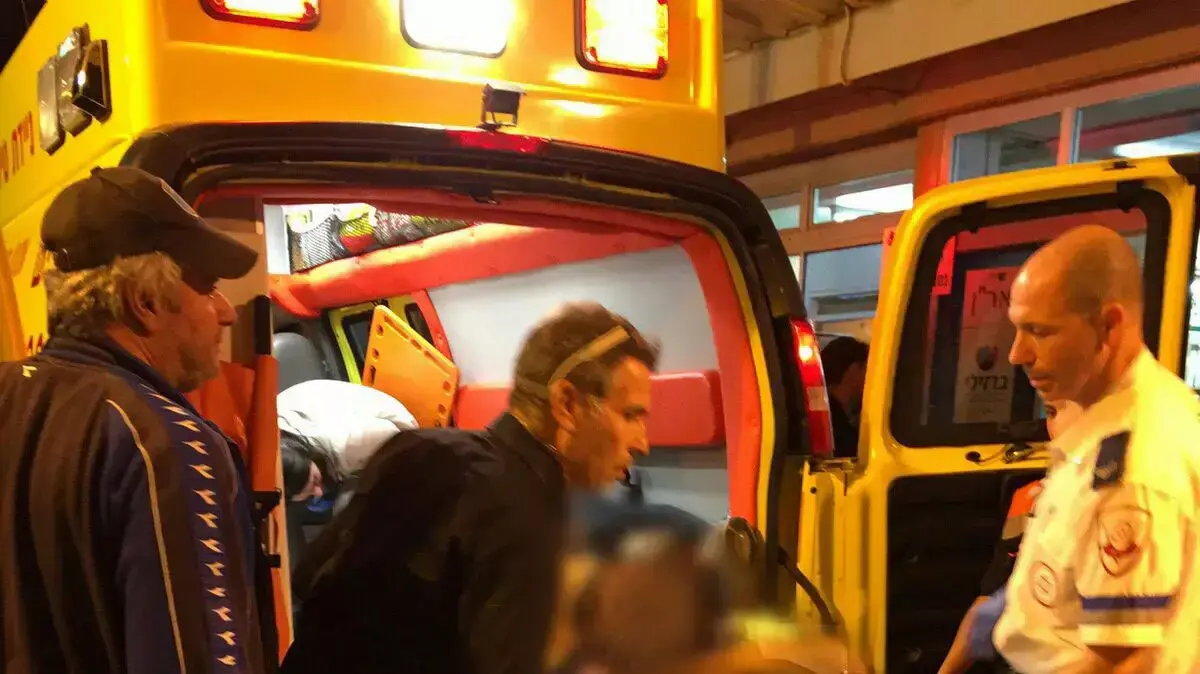 פצועים מהאירוע החשוד כפיגוע דקירה בקריית גת מפונים לבית החולים ברזילי באשקלון. 21 בנובמבר 2015. פצועים מהאירוע החשוד כפיגוע דקירה בקריית גת מפונים לבית החולים ברזילי באשקלון. 21 בנובמבר 2015.