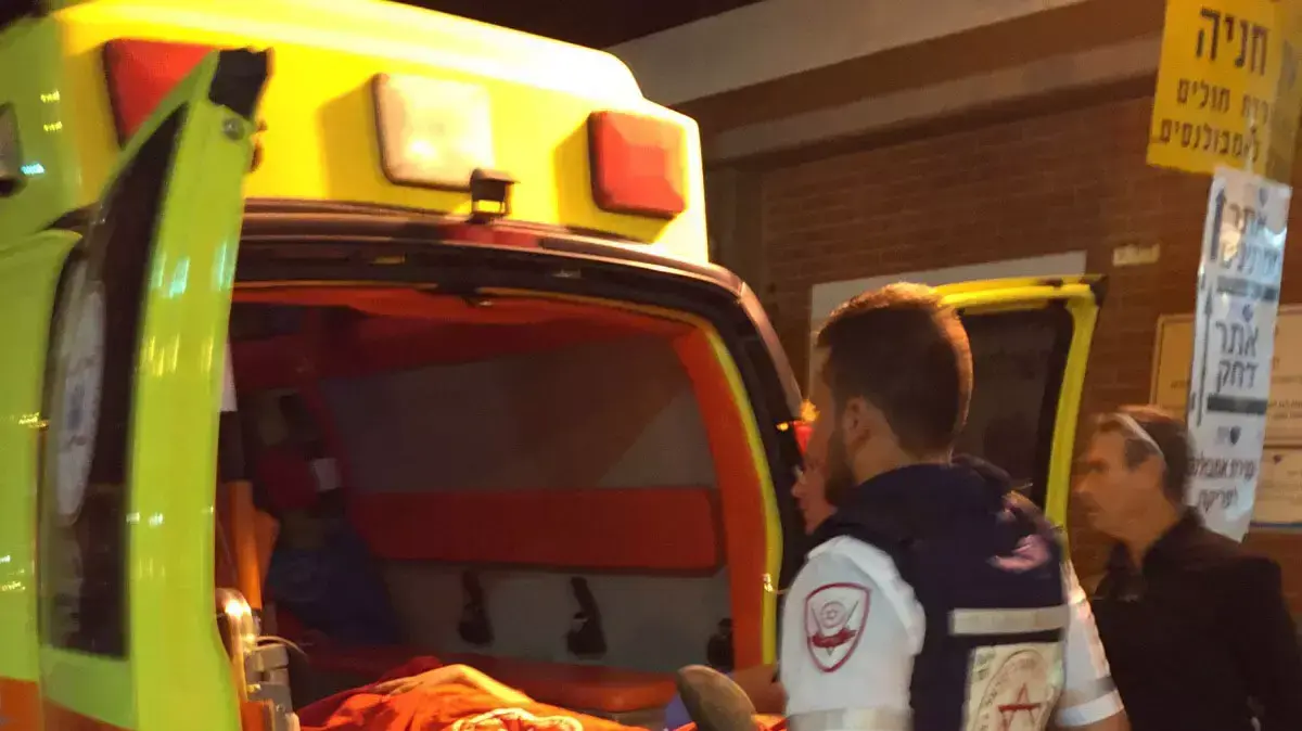 פצועים מהאירוע החשוד כפיגוע דקירה בקריית גת מפונים לבית החולים ברזילי באשקלון. 21 בנובמבר 2015. פצועים מהאירוע החשוד כפיגוע דקירה בקריית גת מפונים לבית החולים ברזילי באשקלון. 21 בנובמבר 2015.